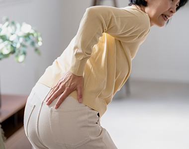 強い腰痛やしびれがある